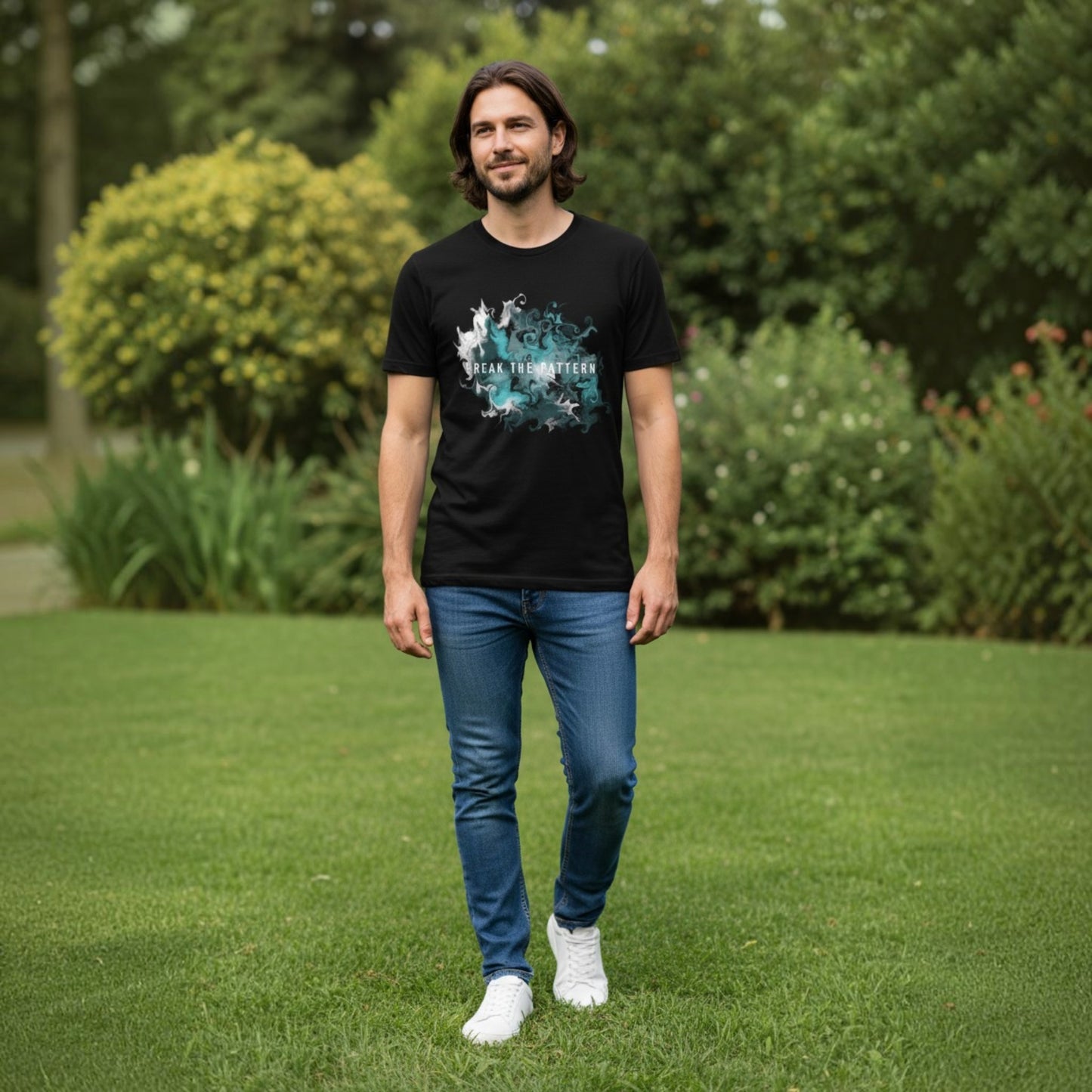 Herren-T-Shirt „Break the Pattern“ – abstraktes, rauchiges, türkisfarbenes Wirbelmuster, motivationsförderndes T-Shirt