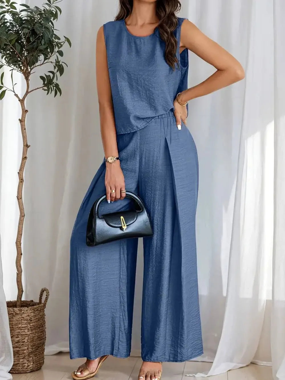 Casual yet elegant matching set with round neckline and wide leg fit